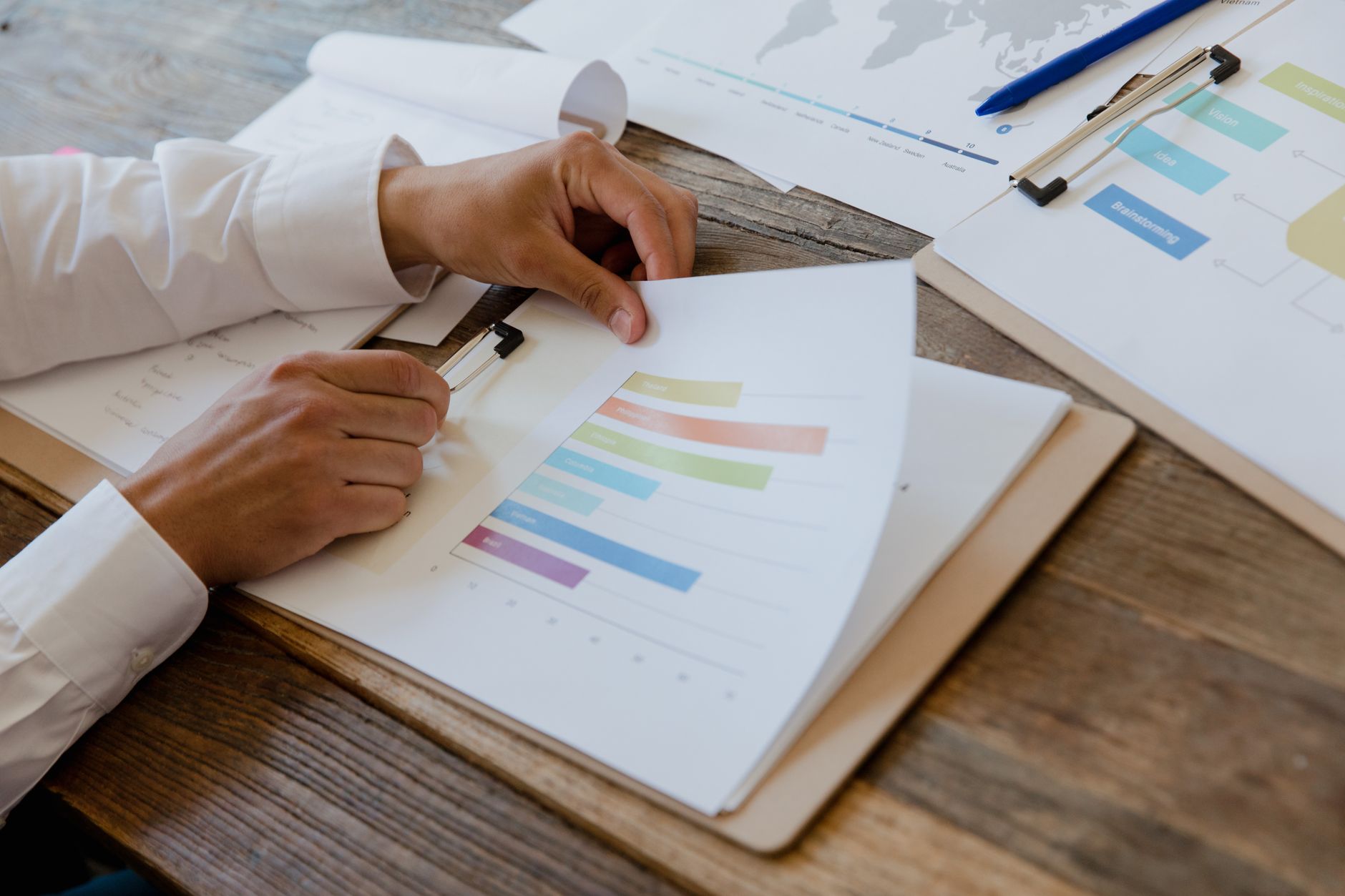 Dirigeant lisant un rapport d'audit financier sur son bureau