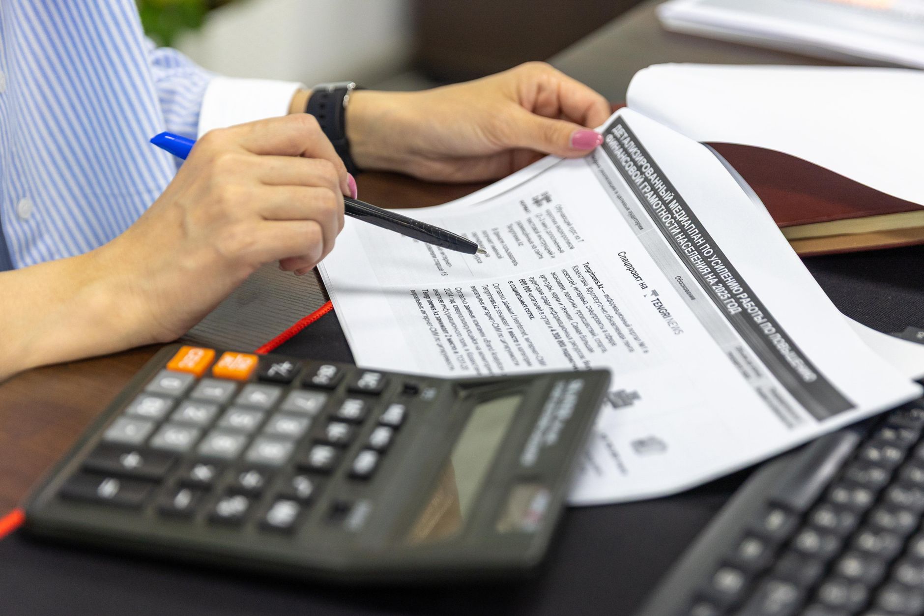Expert-comptable analysant les comptes d'une PME sur bureau épuré