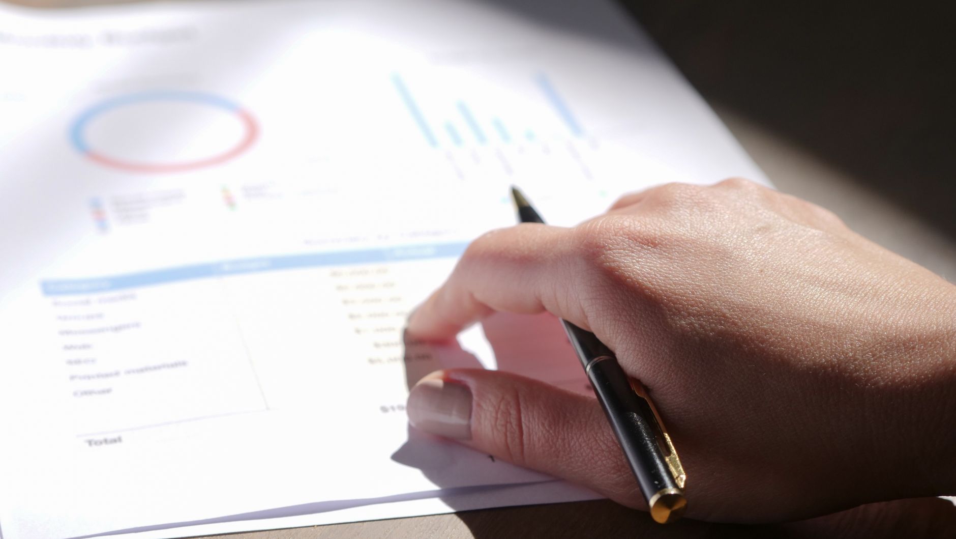 Analyste passant en revue des documents financiers avant une acquisition