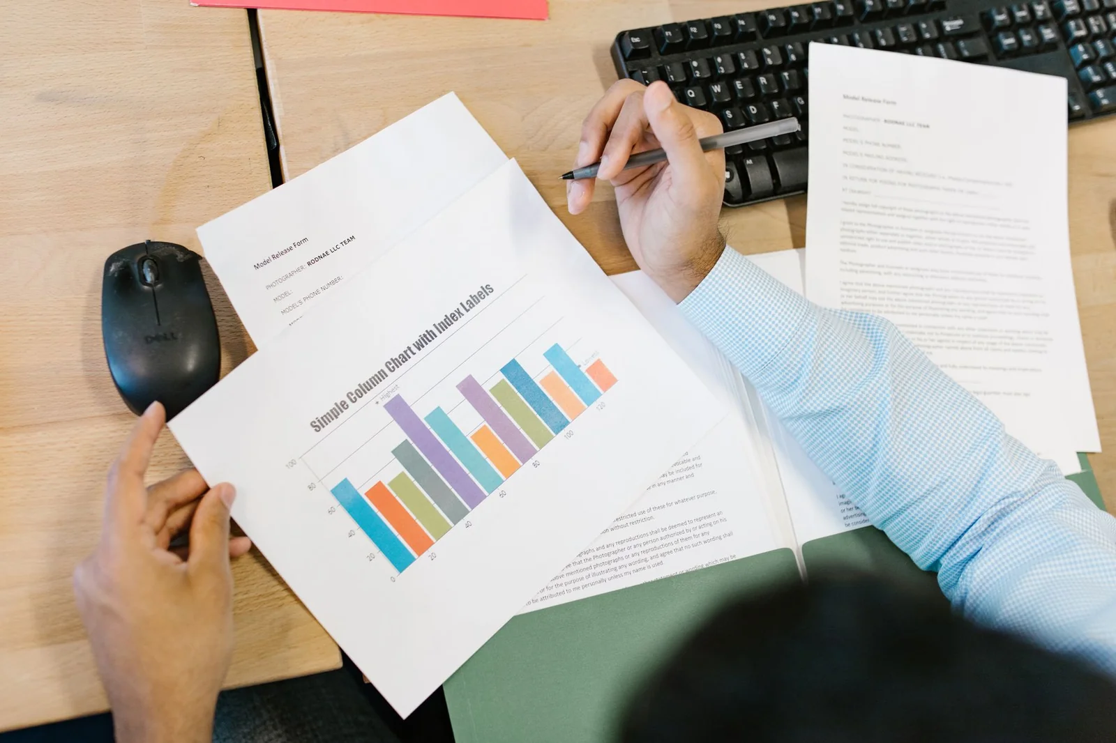 Tableau de multiples de valorisation posé sur un bureau épuré
